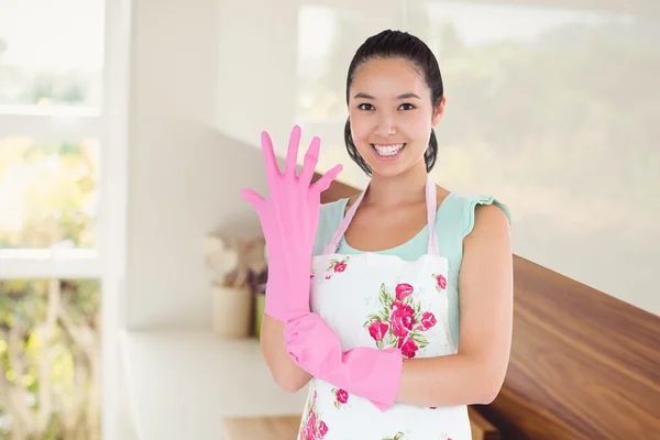 Vrouw zetten plastic handschoenen — Stockfoto