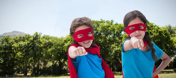 Aranyos testvérek piros sapkát és maszkot — Stock Fotó