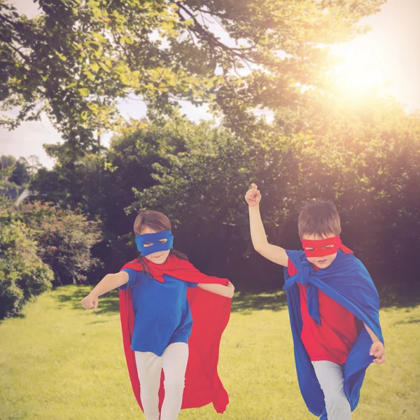 Niños enmascarados caminando fingiendo ser superhéroes — Foto de Stock