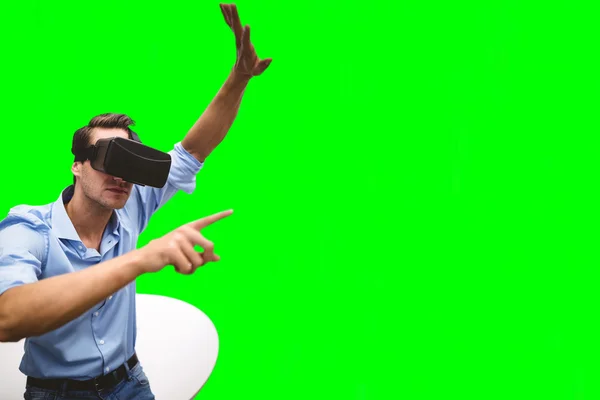 Hombre apuntando mientras usa simulador de realidad virtual — Foto de Stock