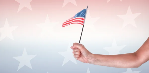 Держась за американский флаг — стоковое фото