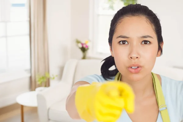 Vrouw in schort te beschuldigen — Stockfoto