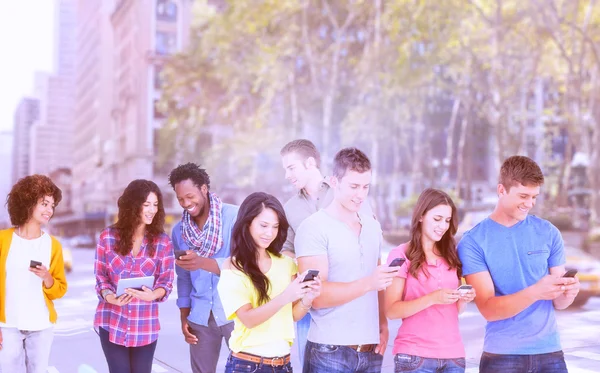 Amici utilizzando i telefoni — Foto Stock