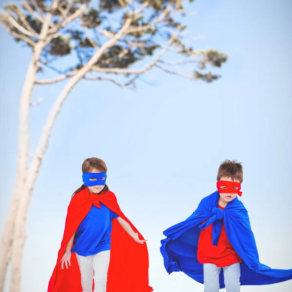 Gemaskerde kinderen lopen voorwenden om superhelden — Stockfoto