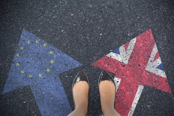 Businesswomans pieds contre de drapeau européen — Photo