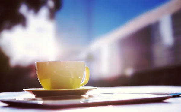 커피와 태블릿 pc의 컵 — 스톡 사진