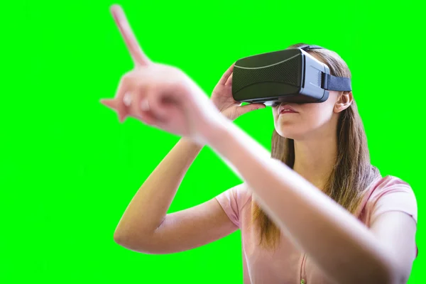 Mujer usando un dispositivo de realidad virtual — Foto de Stock