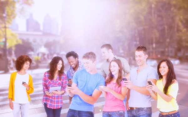 Amigos enviando mensagens em seus telefones — Fotografia de Stock