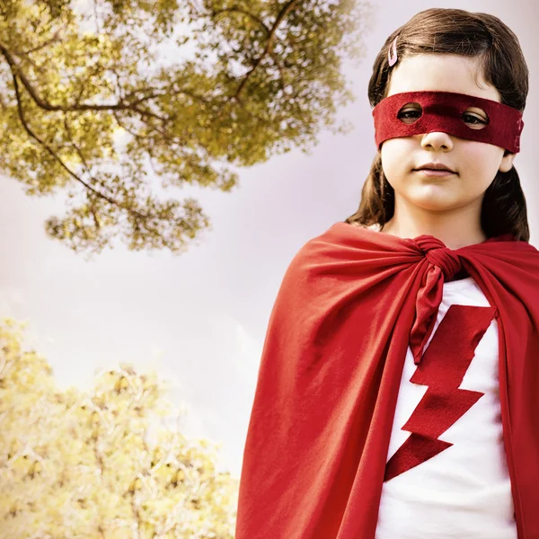 Dívka v červených očí masku a mys — Stock fotografie