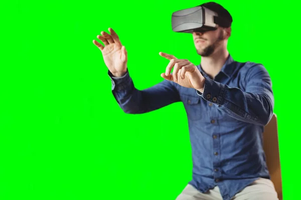 Homme portant casque de réalité virtuelle — Photo