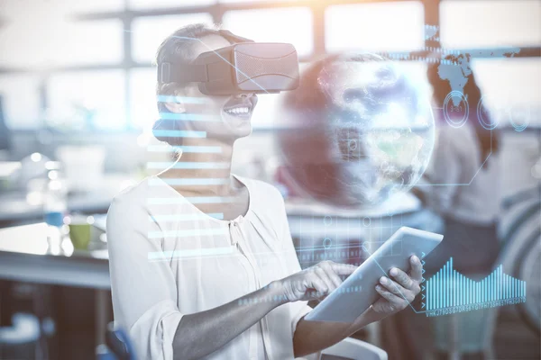 Mujer con simulador de realidad virtual —  Fotos de Stock