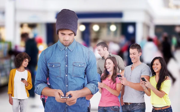 Hipster met behulp van mobiele telefoon — Stockfoto