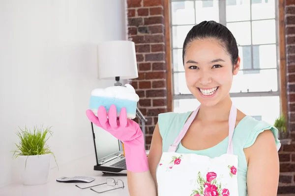 Mujer sonriente sosteniendo una esponja —  Fotos de Stock