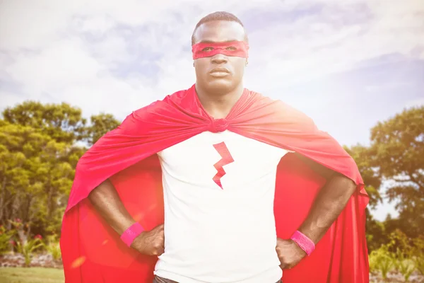 Homem usando traje de super-herói — Fotografia de Stock