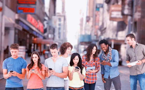 Mensen texting op hun telefoons — Stockfoto