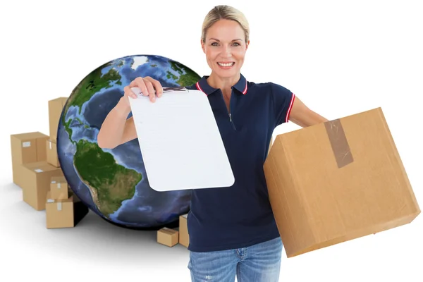 Woman holding cardboard box and clipboard — Stock Photo, Image