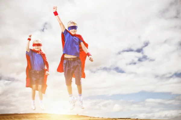 Hermano y hermana fingiendo ser superhéroe —  Fotos de Stock