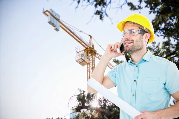 Architekt mit Bauplan telefoniert — Stockfoto