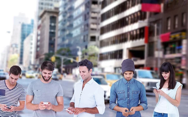 Man van het tekstoverseinen via smartphone — Stockfoto