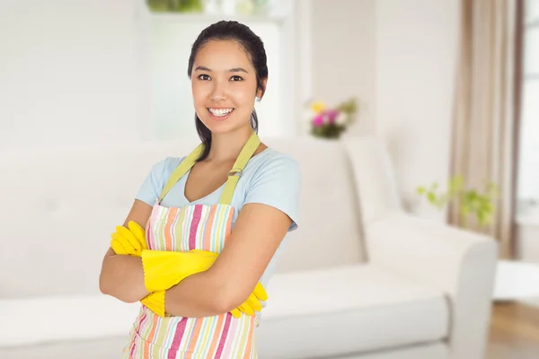 Lächelnde Frau mit verschränkten Armen — Stockfoto