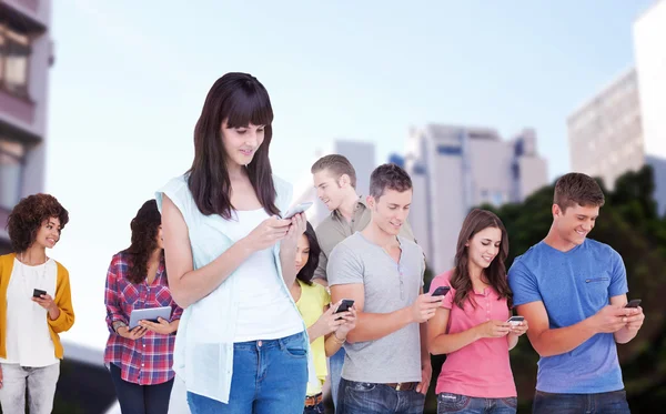 Mooie vrouw met smartphone — Stockfoto