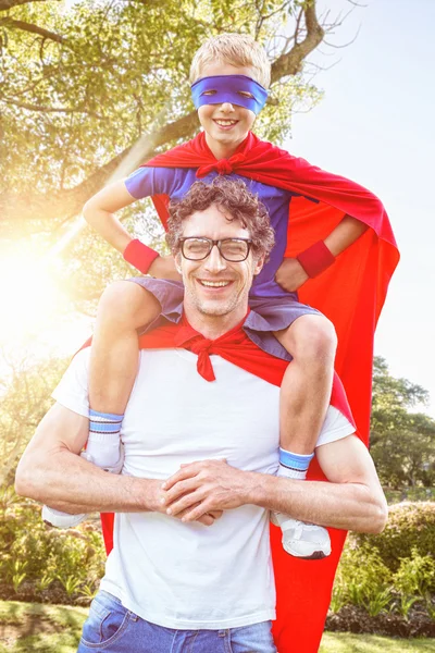 父と息子がスーパーマンに扮した — ストック写真