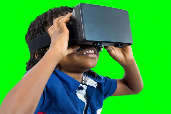 Menino vestindo simulador de realidade virtual — Fotografia de Stock