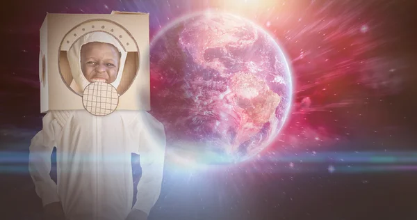 Мальчик одевается как астронавт — стоковое фото