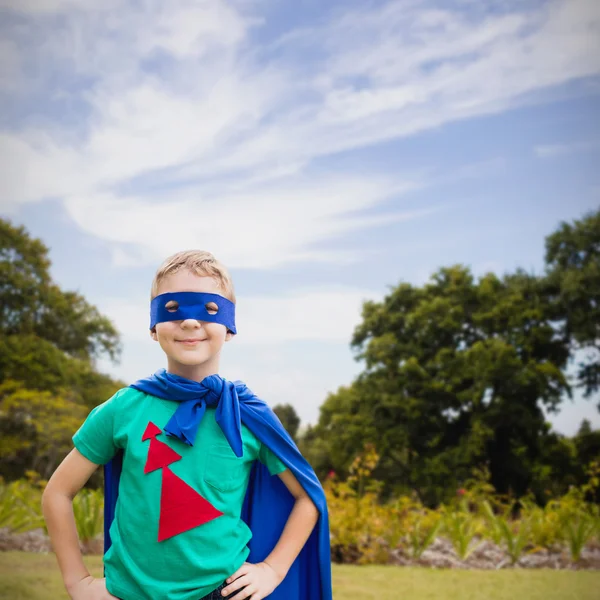 Junge mit blauer Augenmaske und Umhang — Stockfoto