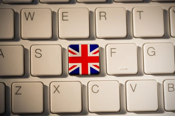 Grande bandeira nacional da Grã-Bretanha contra teclado — Fotografia de Stock