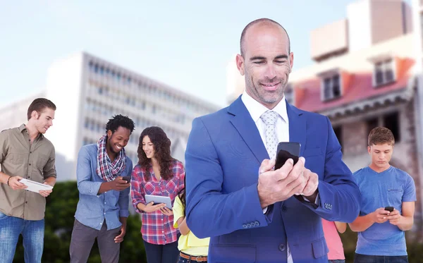 Uomo d'affari che utilizza il telefono cellulare — Foto Stock