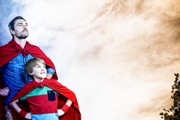 Батько і син прикидаються супергероєм — стокове фото