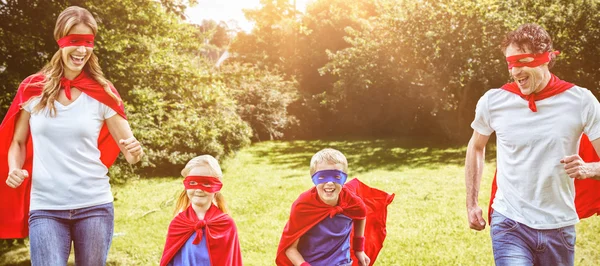 Familia fingiendo ser superhéroe corriendo — Foto de Stock