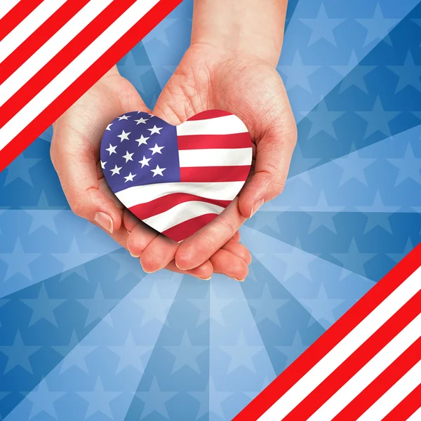 Mains tenant coeur forme drapeau américain — Photo