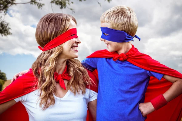 Familie dragen een vermomming — Stockfoto