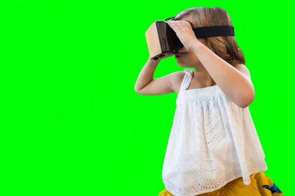 Menina vestindo simulador de realidade virtual — Fotografia de Stock