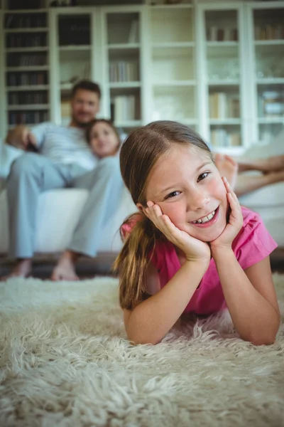 Menina feliz deitado no chão — Fotografia de Stock