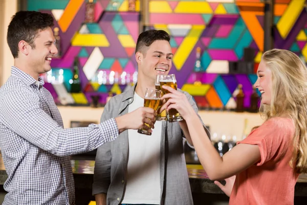 Drei Freunde stoßen mit Gläsern Bier an — Stockfoto
