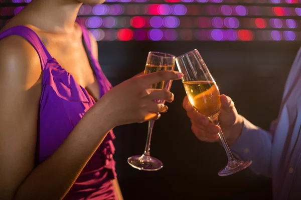 Coppia calice tostatura di champagne nel bar — Foto Stock