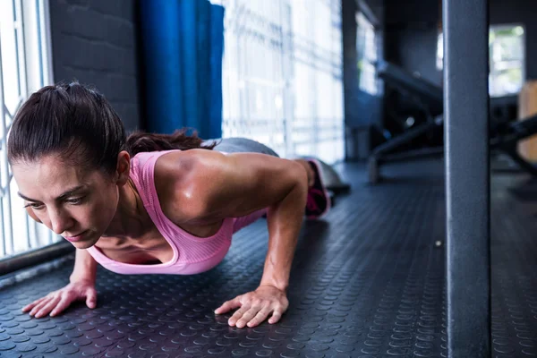 Mujer joven haciendo flexiones — Foto de Stock