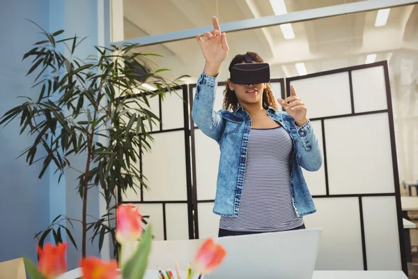 Geschäftsfrau mit Virtual-Reality-Headset — Stockfoto