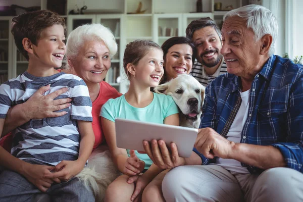 Família multi-geração usando tablet — Fotografia de Stock