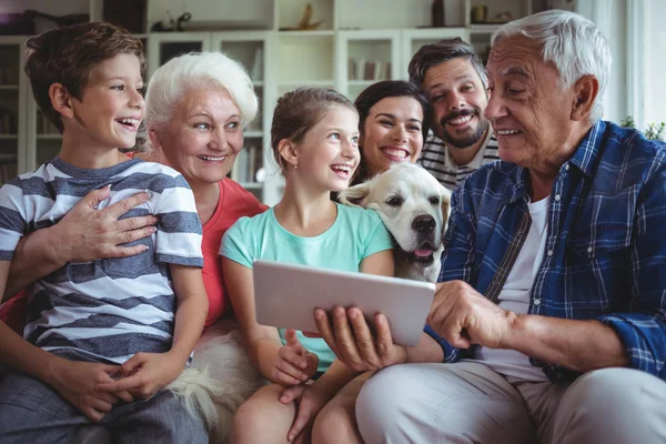 Flergenerations familj använder surfplatta — Stockfoto