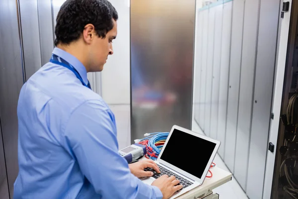 Técnico usando el ordenador portátil —  Fotos de Stock