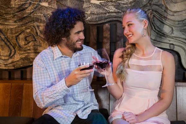 Un par de copas de vino tostado en el bar —  Fotos de Stock