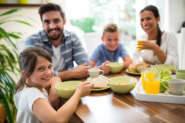 Portrait of family having breakfast — Stockfoto