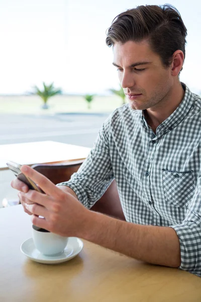 Hombre usando su teléfono en la cafetería —  Fotos de Stock