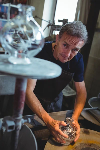Soplador de vidrio trabajando en un vidrio en la fábrica de soplado de vidrio — Foto de Stock