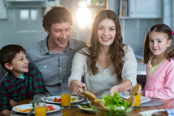 Mutlu bir aile having kahvaltı — Stok fotoğraf