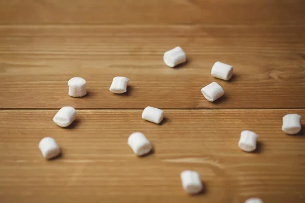 Süßer Marshmallow auf Holztisch — Stockfoto